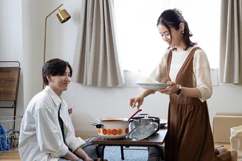 京本大我“萬木”の家へ約束の“ミニトマト入りカレー”を作りに行く藤原さくら“一花”〈束の間の一花〉