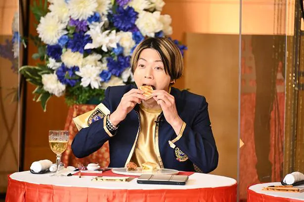 【写真】余裕の増田貴久、大きな口で高級料理をぱくり！