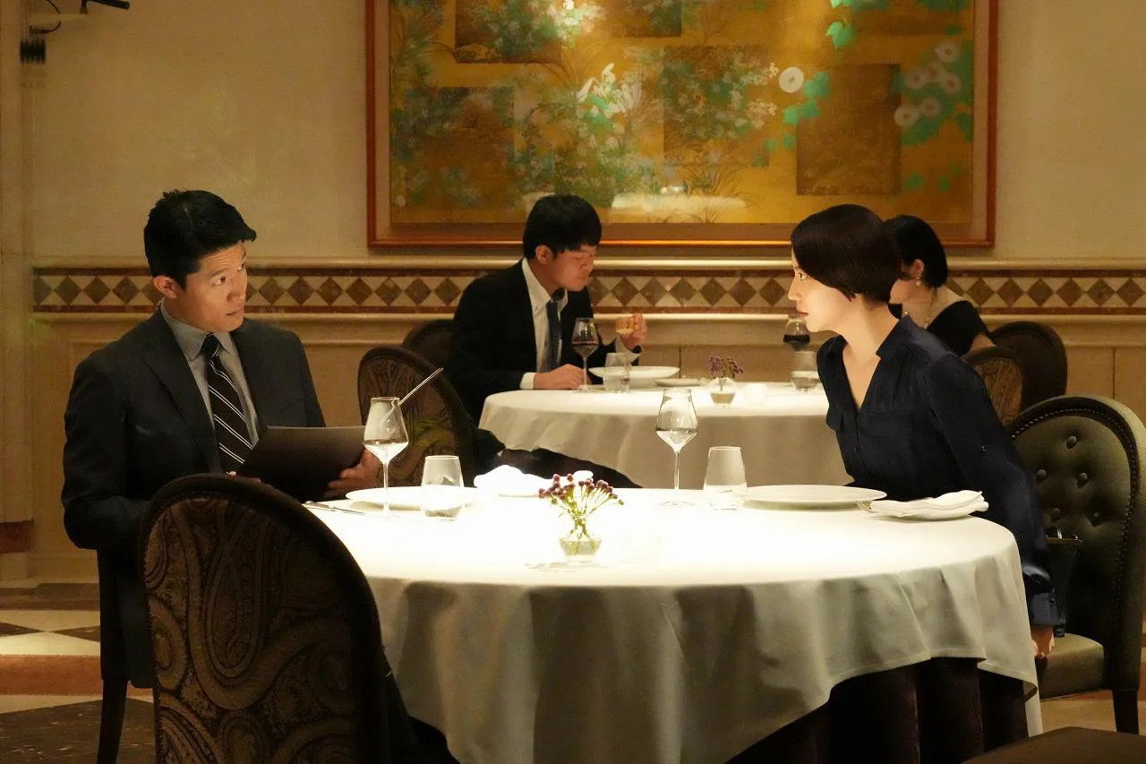 【写真】ヨリを戻しレストランで食事する恵那と斎藤…