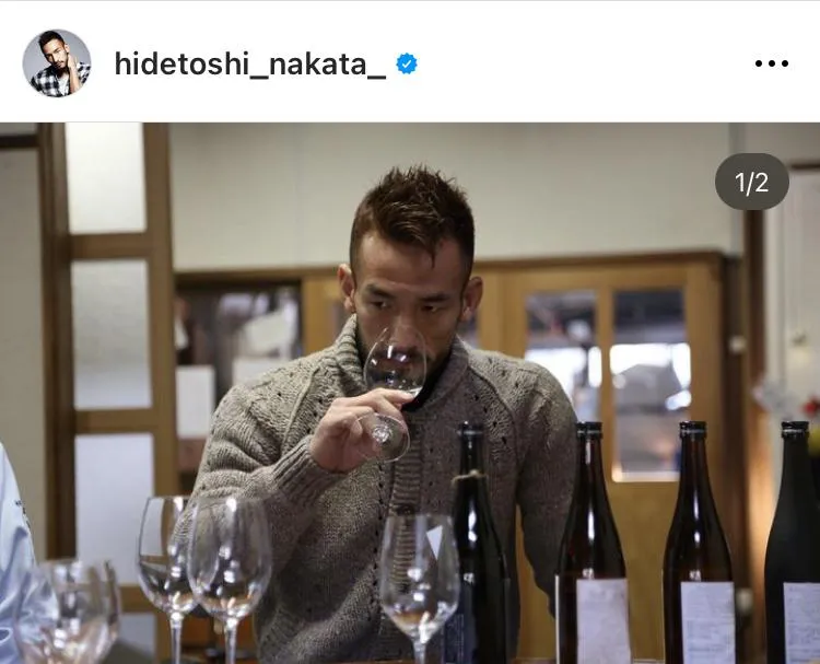 【写真】テイスティング姿が決まっている…日本酒の伝道師として活躍する中田英寿氏