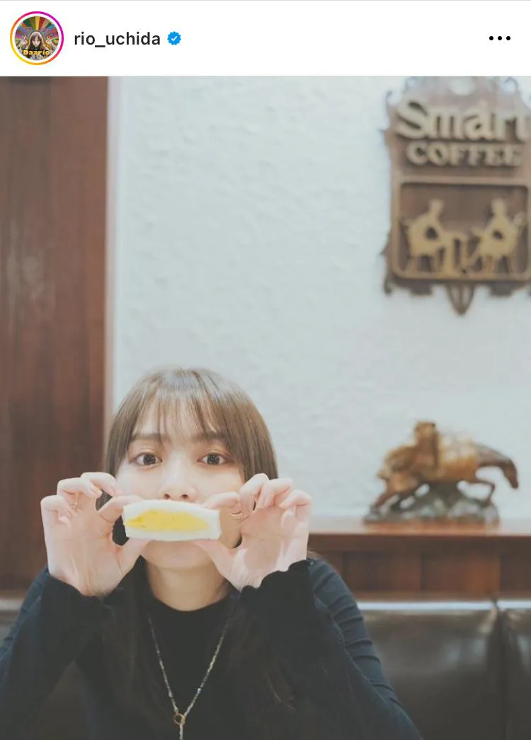 デート風フォト…喫茶店のモーニングを楽しむエモかわいい内田理央