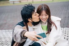 貴島明日香、久保田悠来からの人目もはばからない屋外での大胆不意打ちキスに照れ笑い<私たち結婚しました 4>