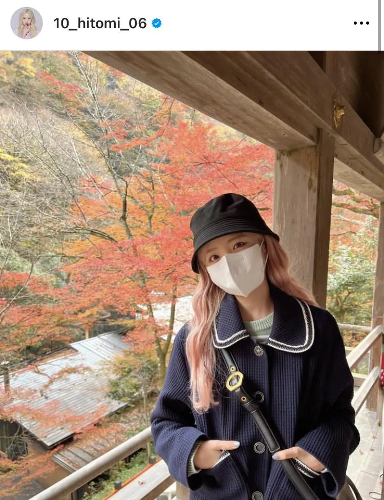  お洒落な私服姿で京都の美しい紅葉を楽しむ本田仁美