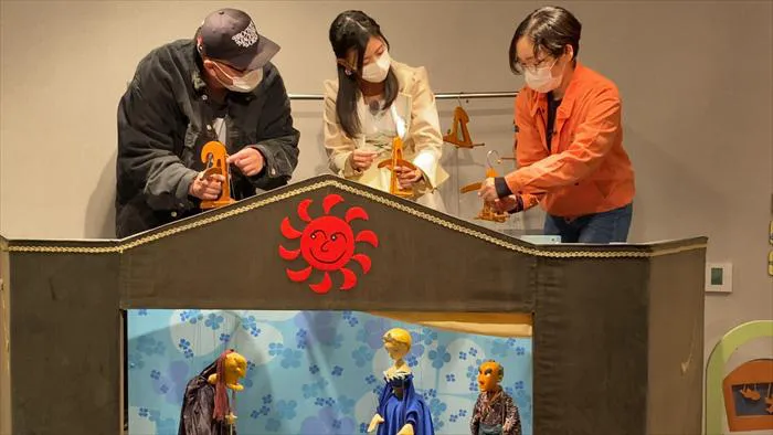 【写真】人形操作に四苦八苦するSTU48・渡辺菜月とシソンヌ・長谷川忍