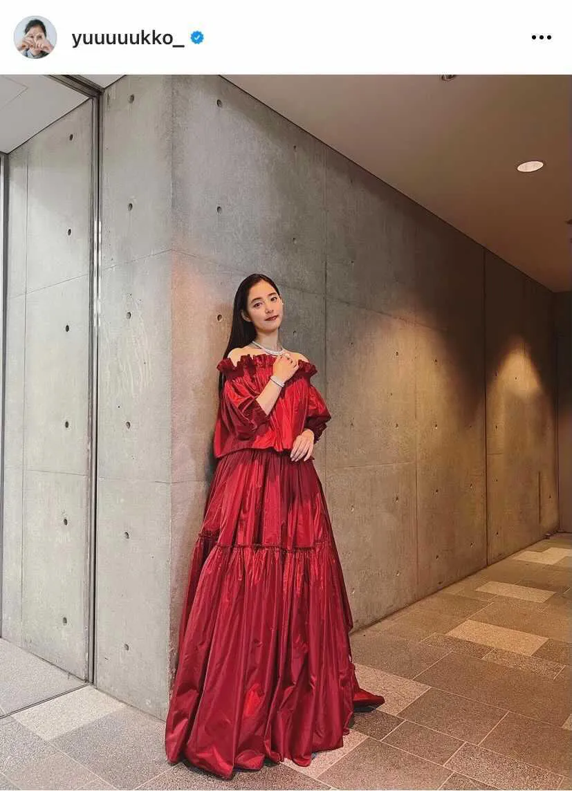 【写真】新木優子、まるでお姫さま…真紅のドレスを着こなす姿