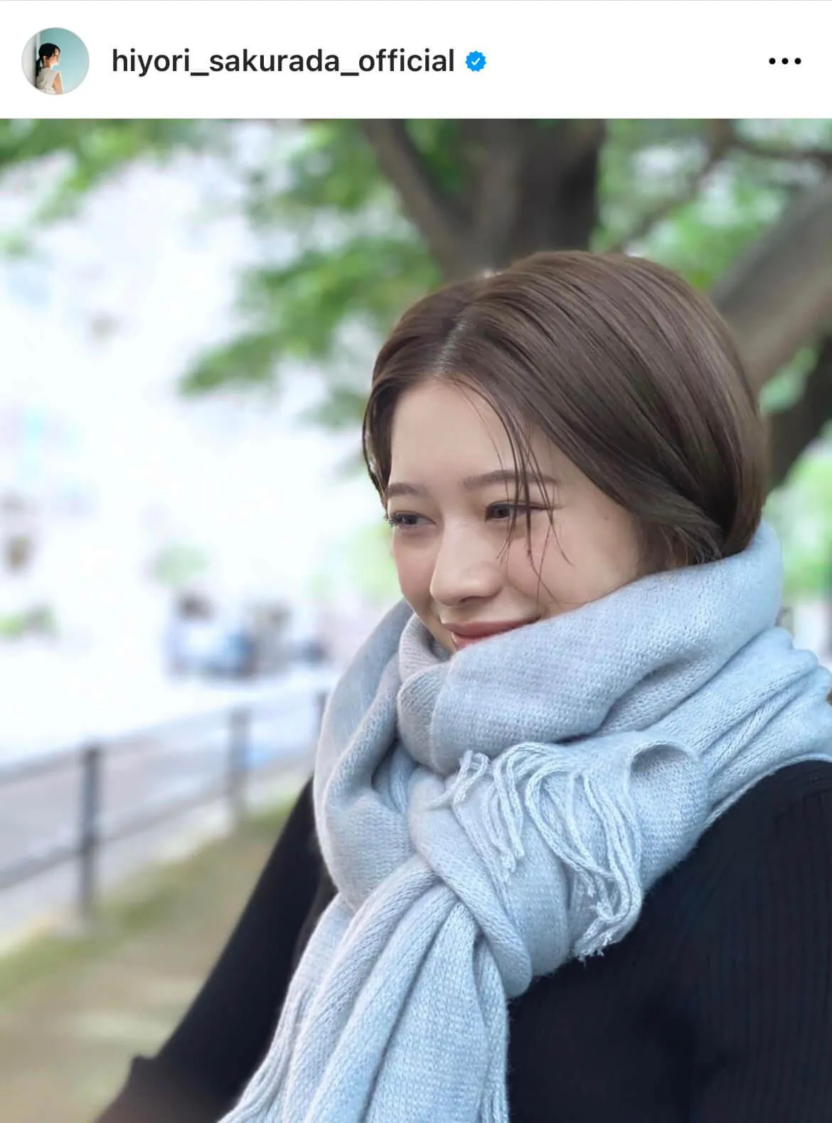 【写真】”癒し”…マフラーにうずくまり、微笑む桜田ひより