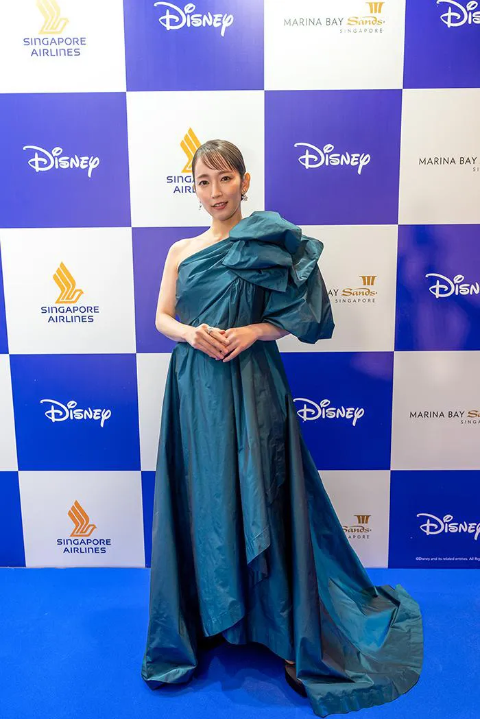画像・写真 吉岡里帆、ラグジュアリーなドレス姿で“ブルーカーペット