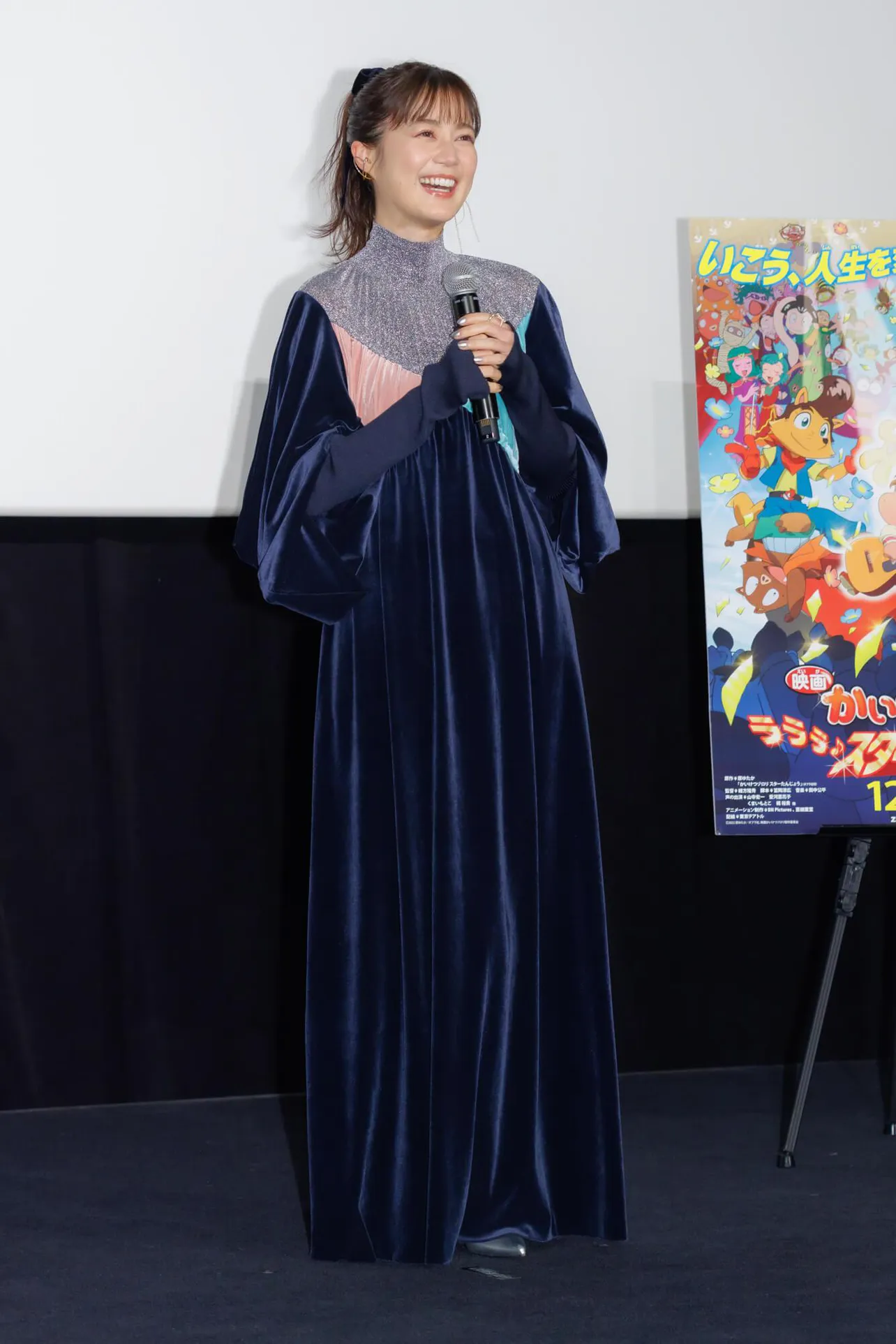 【写真】生田絵梨花、ネイビーのロングドレスでプレミア上映会に出席
