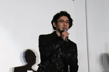 古川雄大、ギャップがすごい…オール黒の“桜夜”コーデから一転、白パーカーの自然体ショットに「よくお似合い」の声<恋と弾丸>
