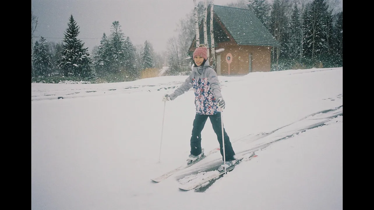 寒くて大変だったと語る南沙良、ゲレンデでスキーを披露