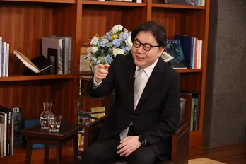 秋元康「理屈で説明できない何かを持っている」自身が手掛けた“すごいと思うアイドル”を告白<初耳学>