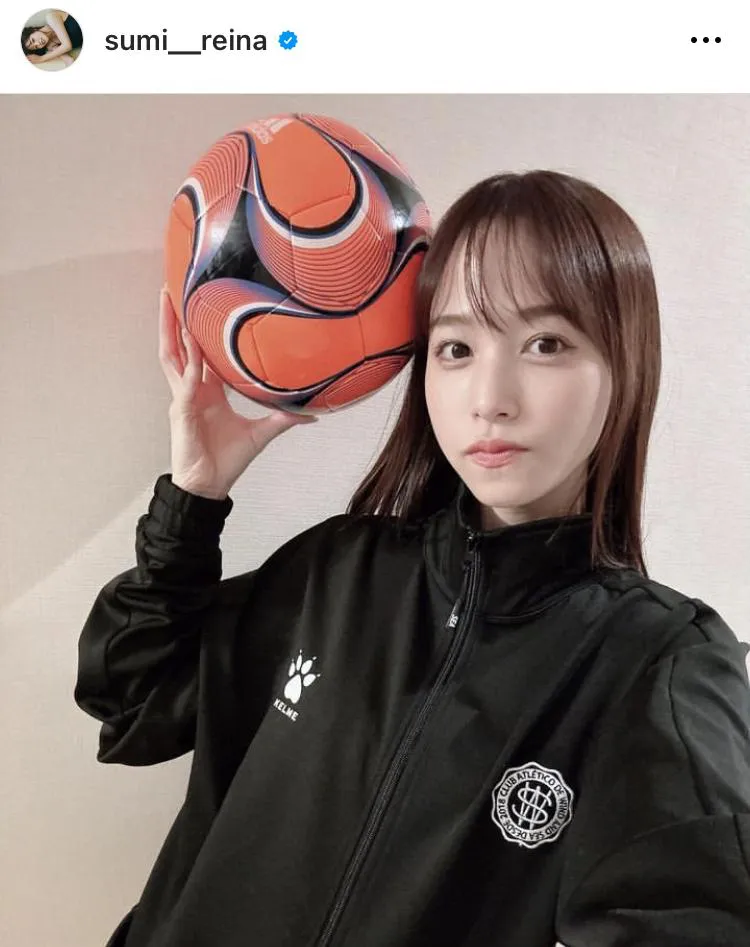 【写真】可愛すぎるサッカーユニフォーム姿…ワールドカップを応援する鷲見玲奈