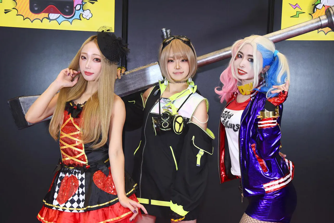 ハーレイ・クインなどに扮したコスプレイヤー／左よりシイナエリカさん、茶村めだかさん、深月風香さん ※QooCam EGOブースにて撮影