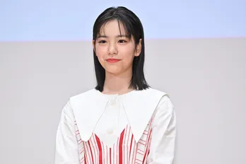 當真あみ、都内の学校にサプライズ訪問 「私も高校1年生」の自己紹介にどよめき起こる