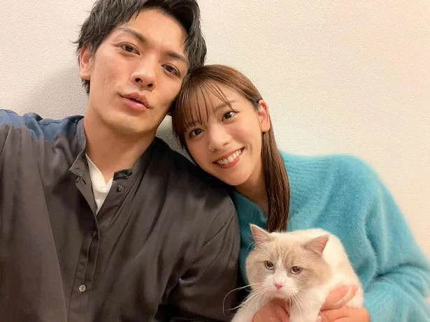 【写真】猫の“アデーレちゃん”を抱きかかえながら寄りそう久保田悠来と貴島明日香