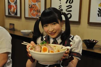 爆食女王・もえあずが「警視庁・捜査一課長」でラーメンを大食い!?