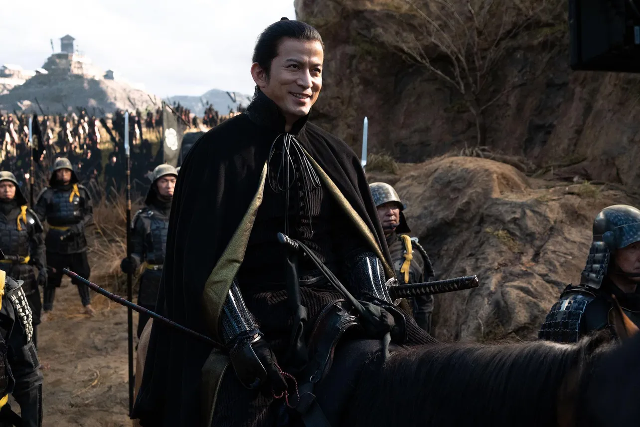 【写真】馬に乗り軍勢を率いる織田信長を演じる岡田准一の勇ましい姿