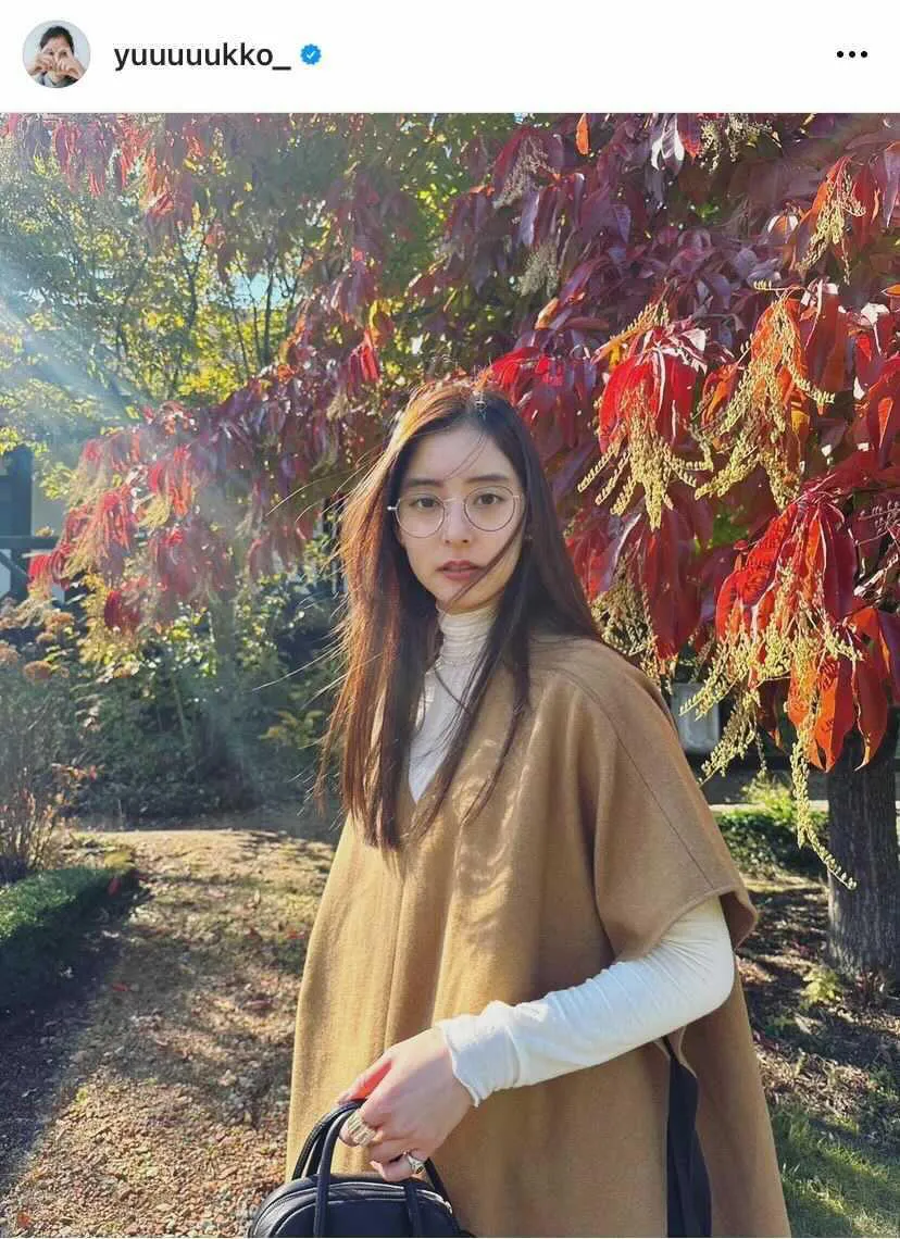 新木優子、紅葉に負けない美しさ…秋色私服コーデ