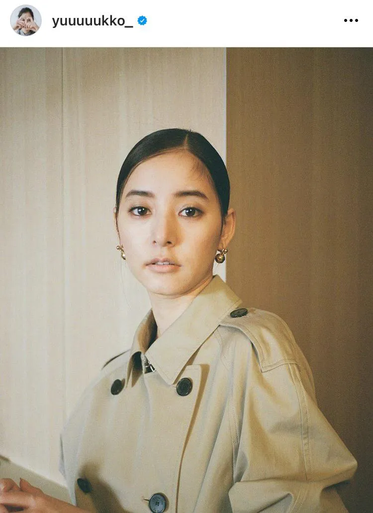 新木優子、ひっつめ髪にトレンチコートのマニッシュコーデ