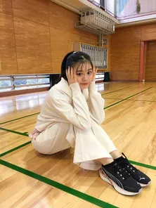 “スポーツデート”をした紺野彩夏、白のジャージ姿で体育座りをする姿を公開「笑わされて楽しかったです」<私たち結婚しました 4>