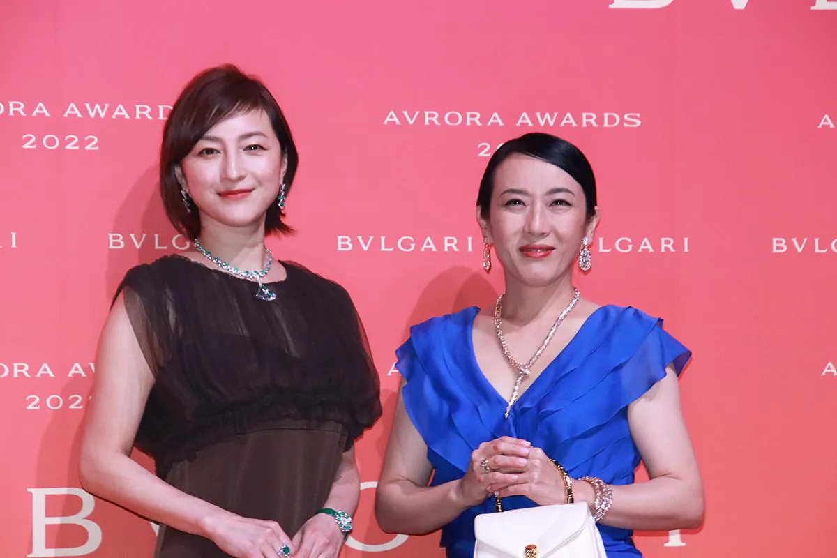 「BVLGARI AVRORA AWARDS 2022」受賞者の大森美香と推薦者の広末涼子