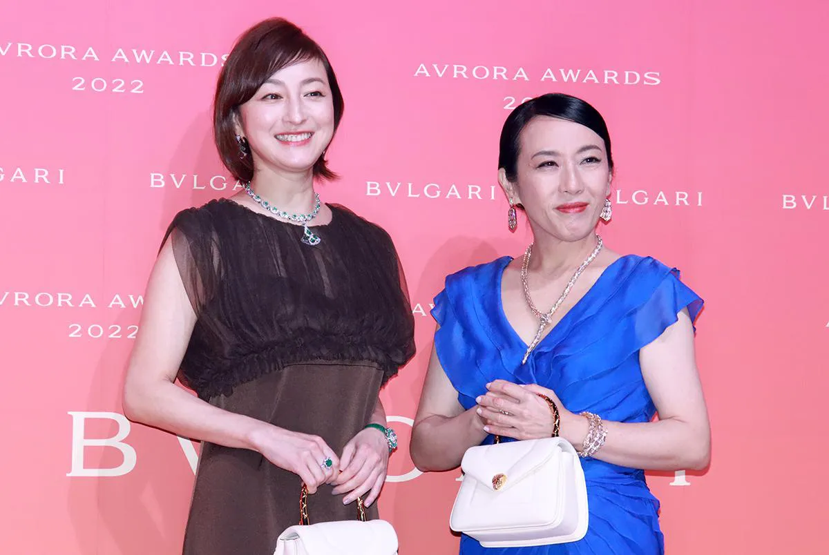 「BVLGARI AVRORA AWARDS 2022」受賞者の大森美香と推薦者の広末涼子