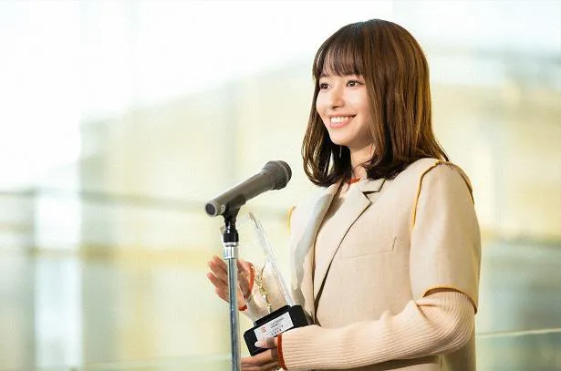 【写真】仕事で賞を受賞して笑顔の山本舞香“凪沙”