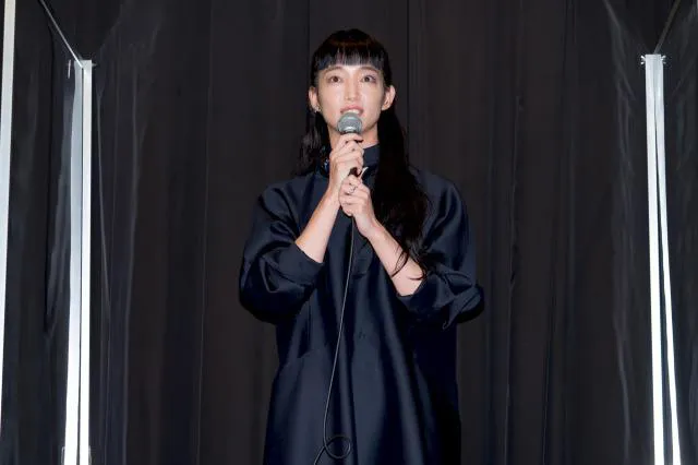  【写真】ネイビーのシックなサテンワンピース姿で登場した入山法子