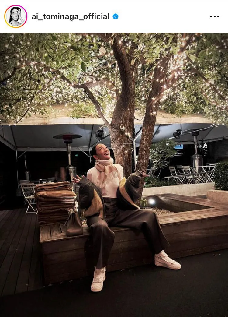 クリスマスのイルミネーションに両手をひろげて喜ぶ、かわいい冨永愛