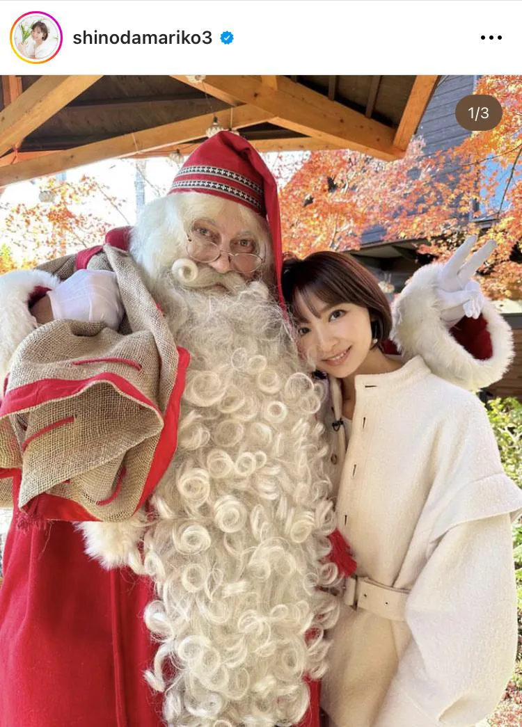 まるで恋人…サンタクロースにギュッと寄り添う篠田麻里子