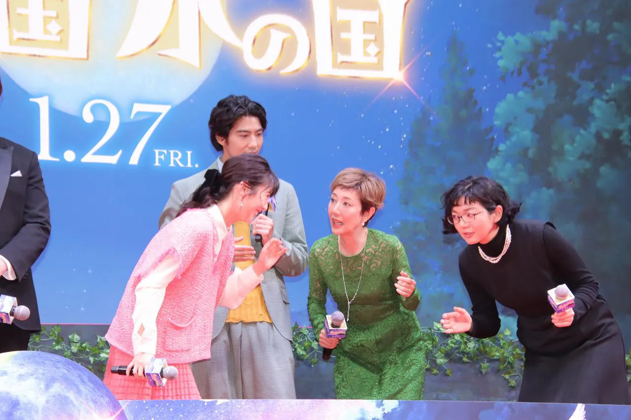 【写真】ステージ上で演出の打ち合わせをヒソヒソする浜辺美波ら