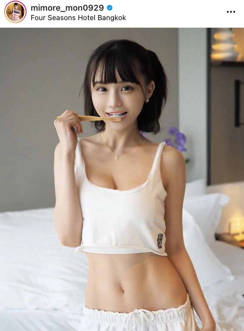 “腹筋フェチ”には堪らない…みもれもん、縦割れ腹筋と美乳のギャップに視線集中