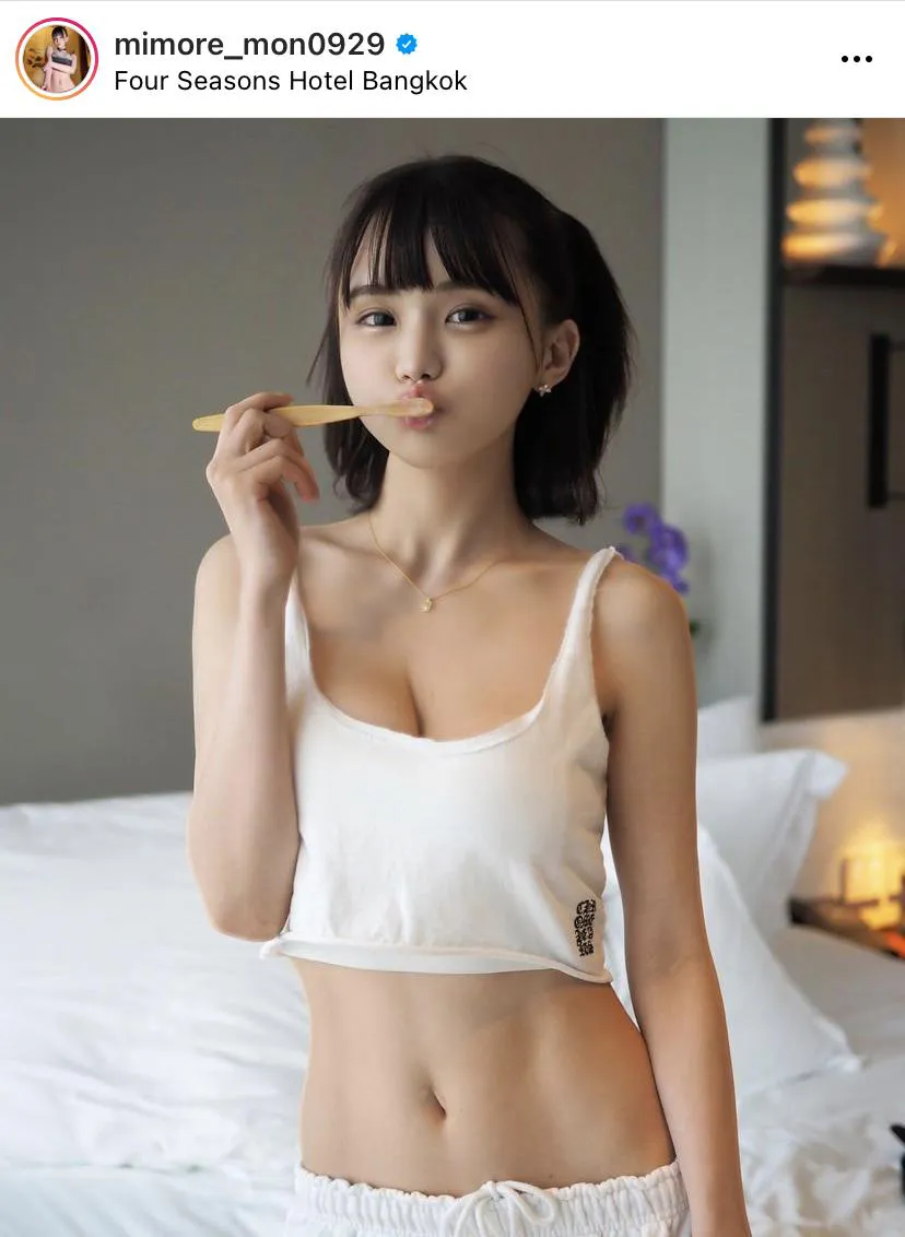 みもれもん、縦割れ腹筋と豊満美乳のギャップがフェチに刺さるショット