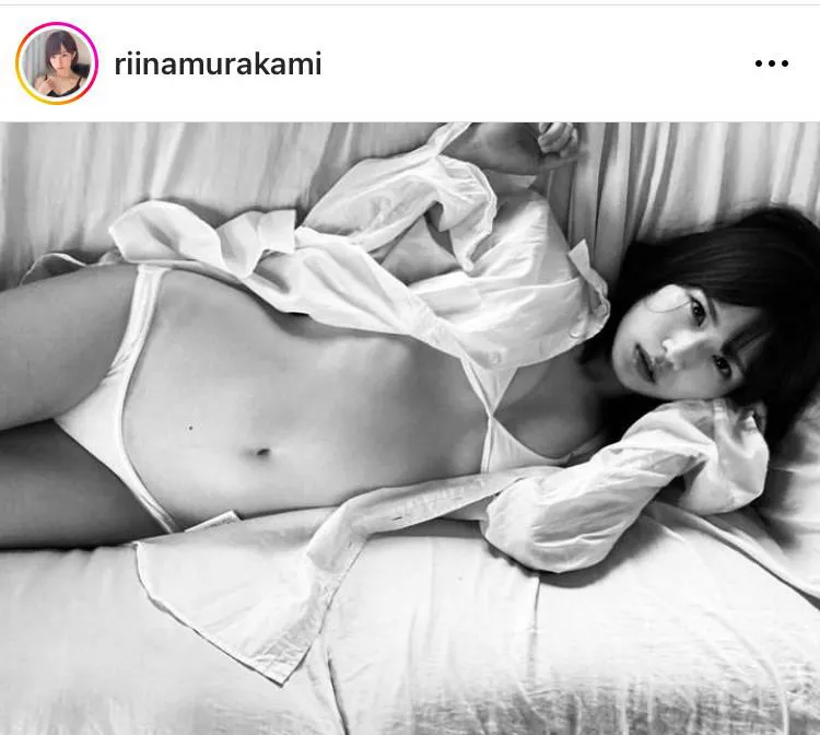  モノクロでもわかる美ボディ…！村上りいな、シャツをめくりあげて美谷間、美くびれ、美脚を披露