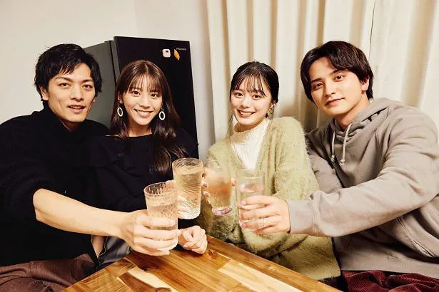 【写真】宅飲みをスタートさせる久保田悠来と貴島明日香のペア、瀬戸利樹と紺野彩夏のペアのふた組