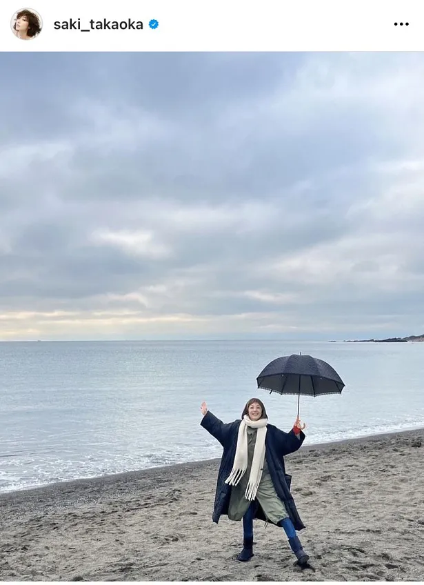 【写真】高岡早紀、浜辺ではしゃぐ姿は少女のよう