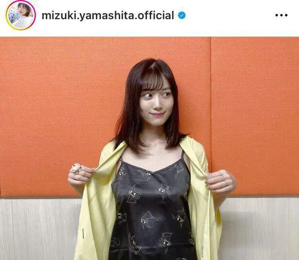 山下美月、きれいな鎖骨が見えるキャミソールショット 