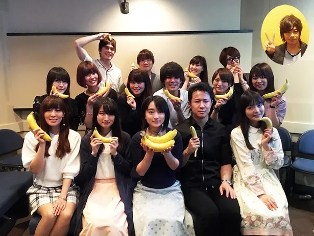 【写真を見る】悠木碧、杉田智和らがバナナを持ってポーズ！