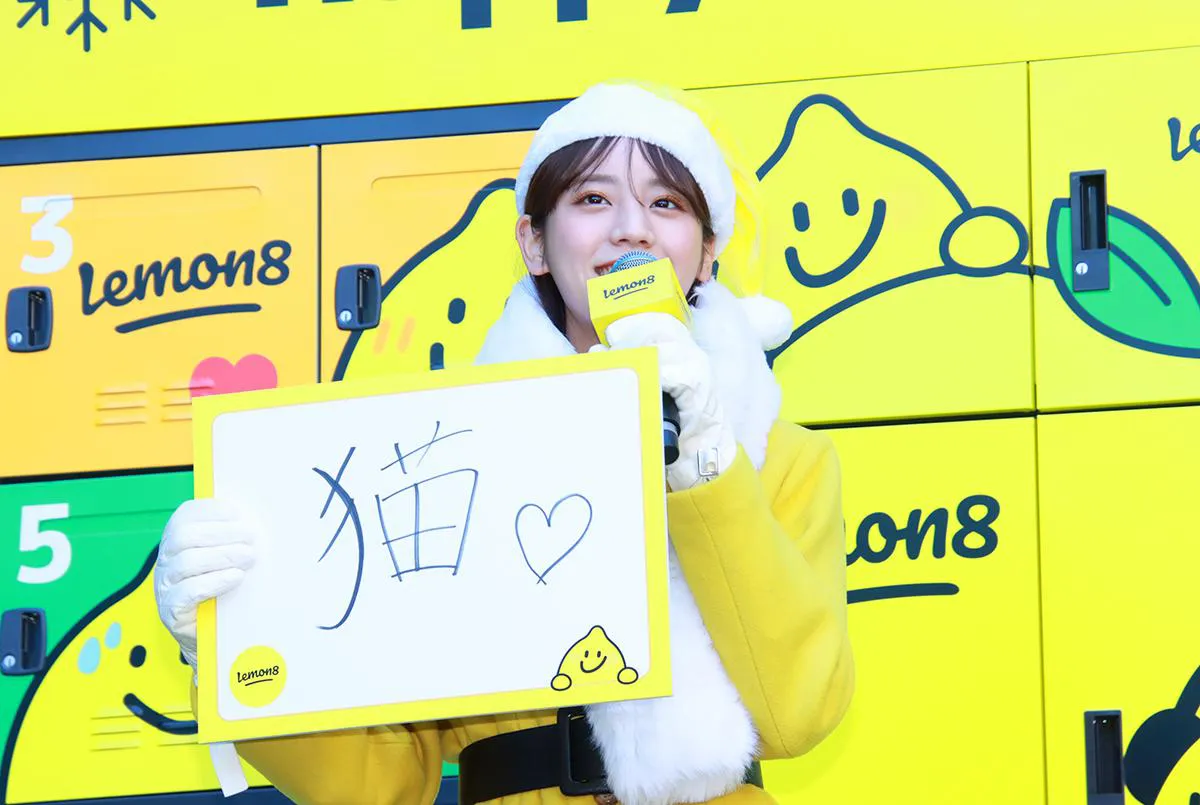 貴島明日香が「Lemon8 Happy Yellow Xmas」のオープニングイベントに出席