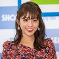 “黒すぎる女子アナ”…岡副麻希、洗練された大人の肩出しブラックドレス姿に「素敵です」「かわいいから美しいへ」の声