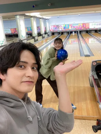 紺野彩夏、ボウリング場で撮影した瀬戸利樹との2ショットを公開「久保田悠来&貴島明日香夫妻と会うのは初めて」<私たち結婚しました 4>