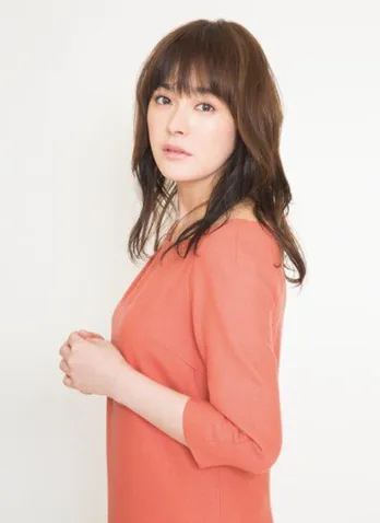 貫地谷しほり、37歳誕生日の“大人の色気”とオシャレ過ぎる「バースデーワイン」が話題