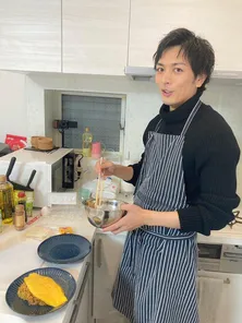 久保田悠来、料理中のエプロン姿を公開「(貴島)明日香ちゃんのためにオムライスを作りました」<私たち結婚しました 4>