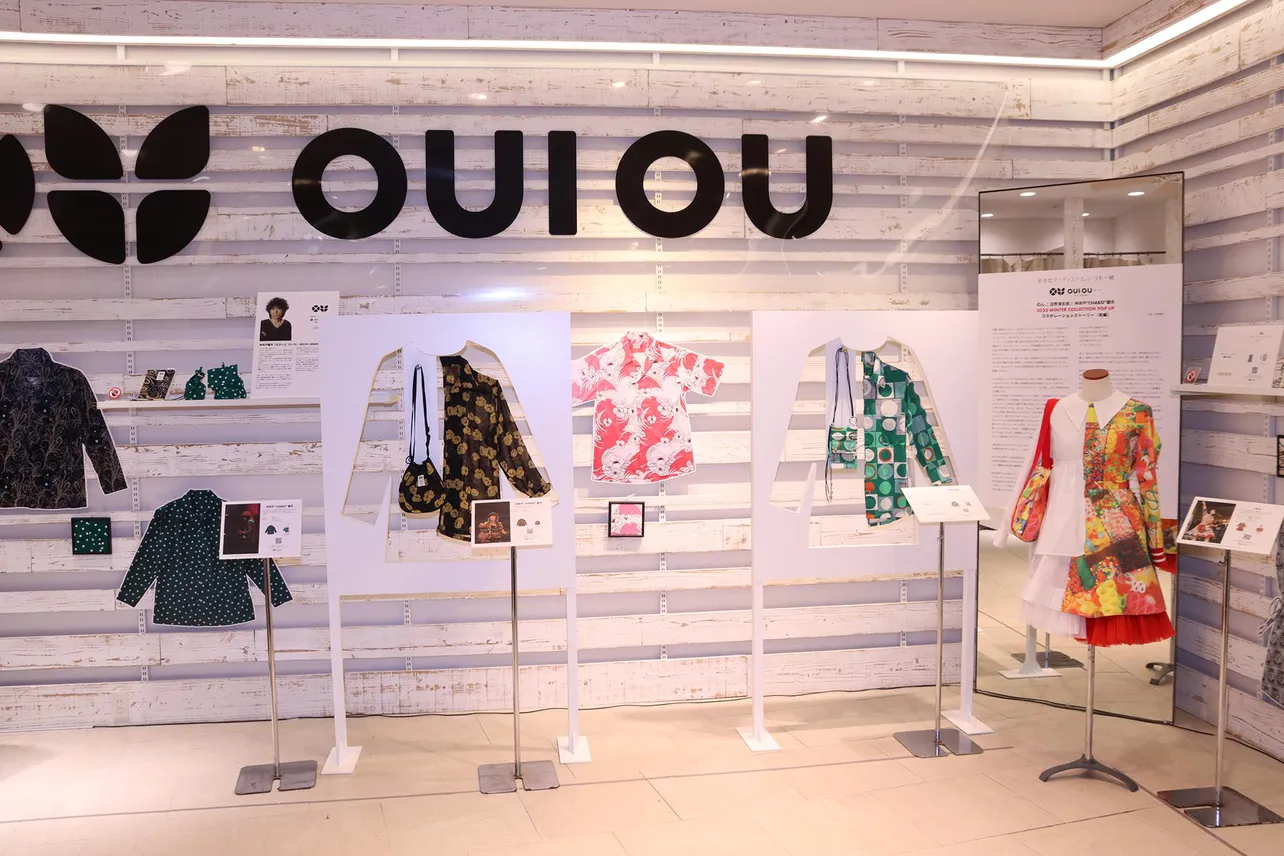 「OUI OU」初のポップアップストアにはさまざまなアイテムが展示されている