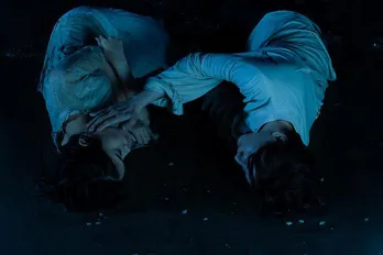 京本大我“萬木”&藤原さくら“一花”、海を訪れるも萬木が突然倒れてしまう…<束の間の一花最終話>