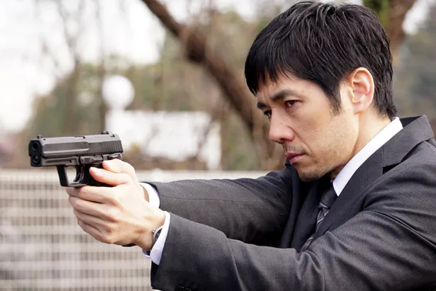 西島秀俊は元公安部外事課の捜査員・田丸三郎を演じた