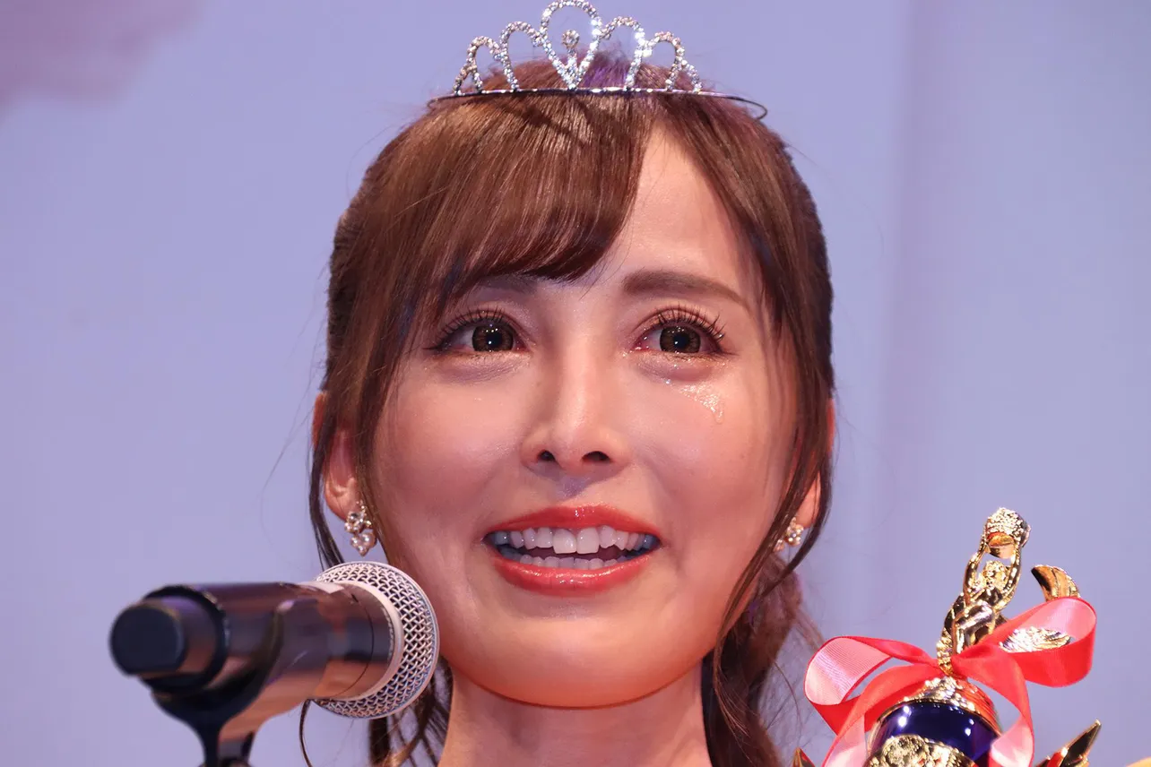 「ミス東スポ2023」グランプリを受賞した葵井えりかは涙を流しながらファンに感謝