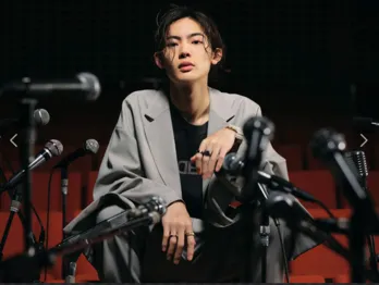 <君の花になる>NOA、8LOOM公式マスコットをすっぽり抱っこ…“カンガルー親子”姿に「かわいすぎる」と大反響