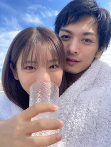 貴島明日香、久保田悠来と青空をバックに二人羽織りしたラブラブショットを公開「なんだかんだくっついて私は幸せ」<私たち結婚しました 4>