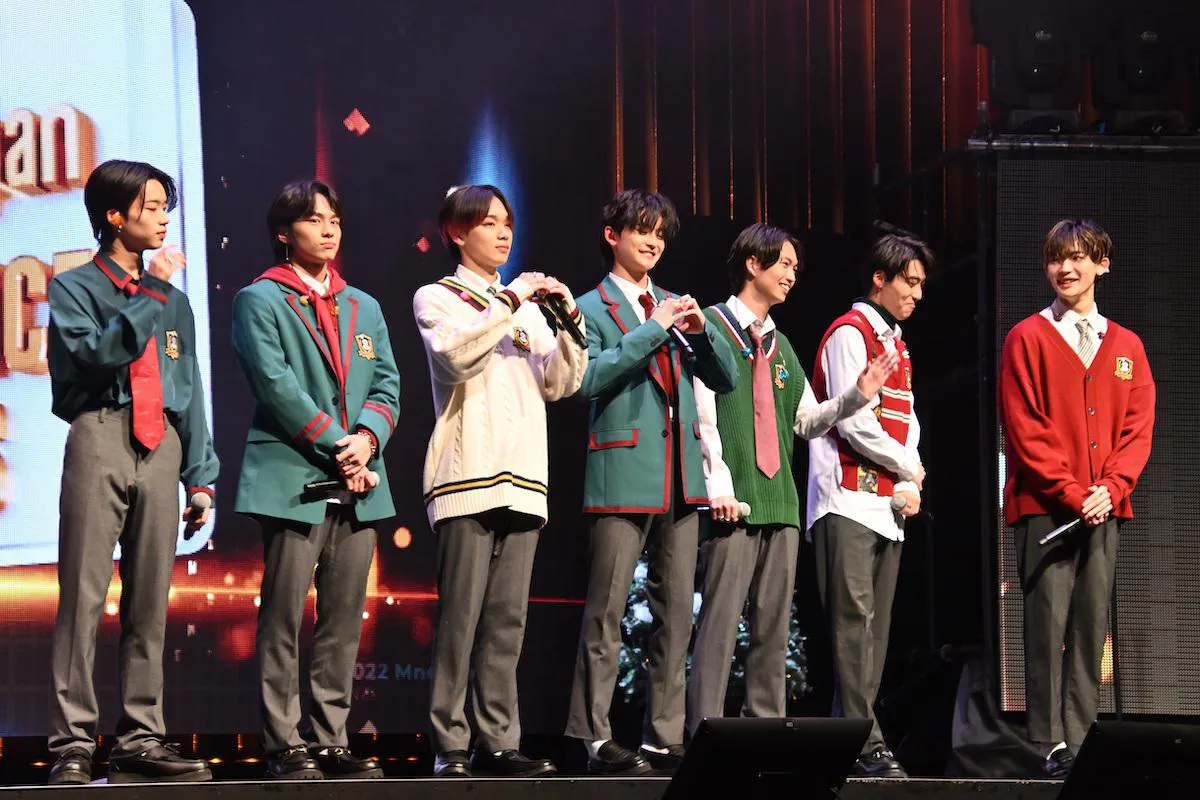 「2022 Mnet Japan Fan's Choice Awards」のステージに立った8LOOM